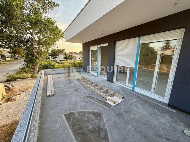 Terrasse; nécessite rénovation, lumière naturelle