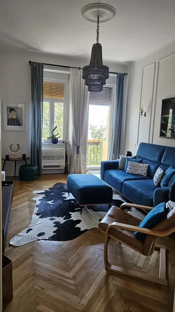 Wohnzimmer; holzboden, tageslicht, moderner stil