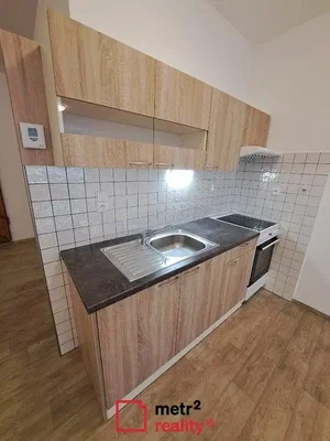 Кухиња; кухињски апарати, плочице, дрвени под