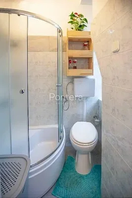 Toilette; fliesenboden, renoviert, tageslicht