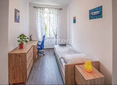 Schlafzimmer; tageslicht, holzboden
