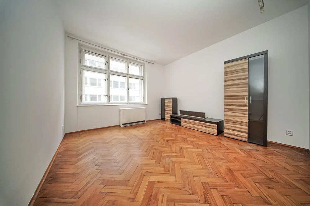 Schlafzimmer; holzboden, tageslicht