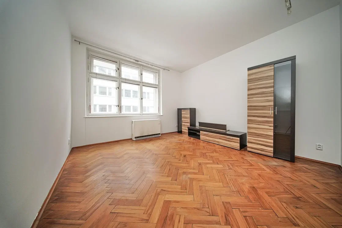 Schlafzimmer; holzboden, tageslicht