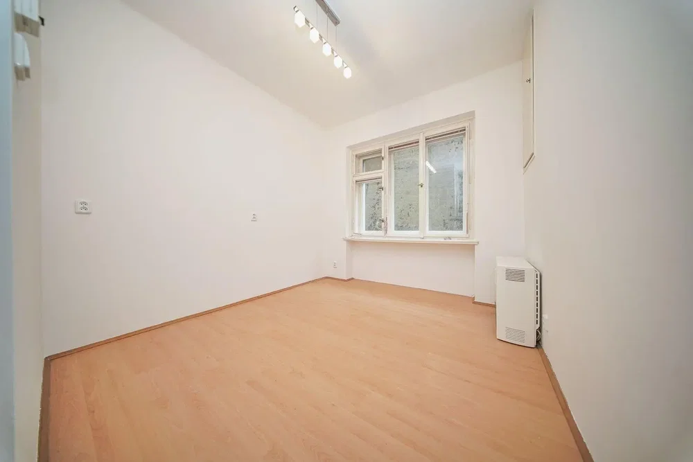 Schlafzimmer; holzboden, tageslicht