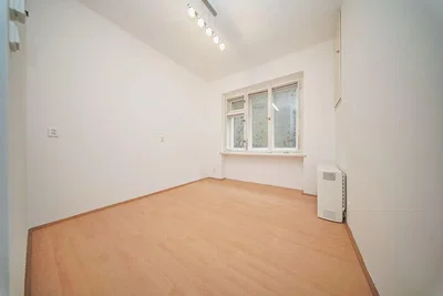 Schlafzimmer; holzboden, tageslicht