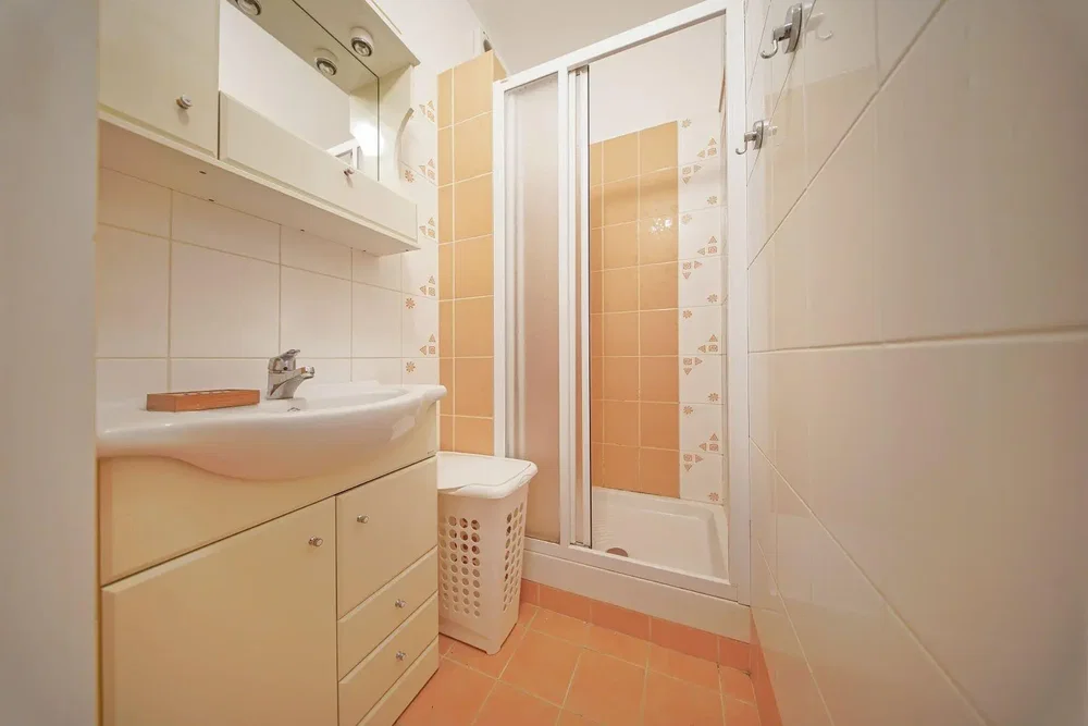 Badezimmer; fliesenboden, tageslicht