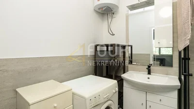 Kupaonica; pločice, drvene grede, renoviran, prirodno svjetlo