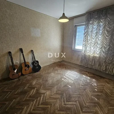 Ostalo; drveni pod, prirodno svjetlo, potrebna renovacija