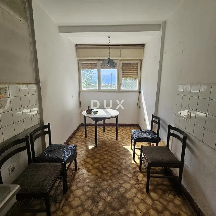 Kuhinja; pločice, potrebna renovacija, prirodno svjetlo