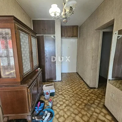 Garderoba; potrebna renovacija, pločice