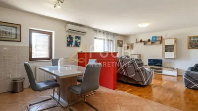Wohnzimmer; tageslicht, fliesenboden, holzboden, moderner stil