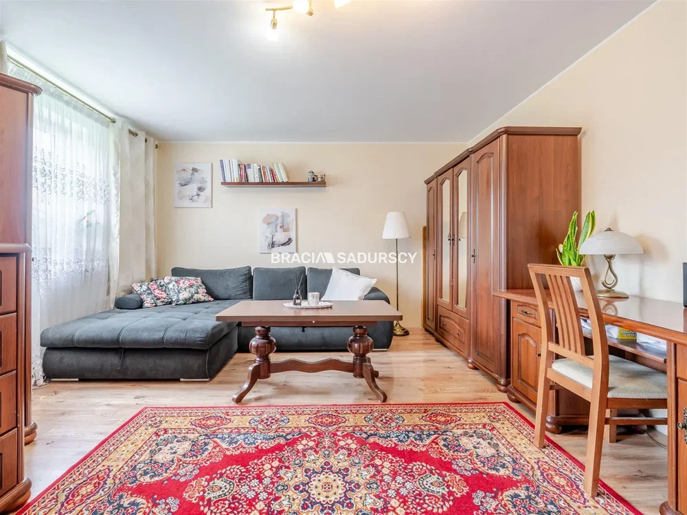 Living room; wood floor, natural light, rustic style
