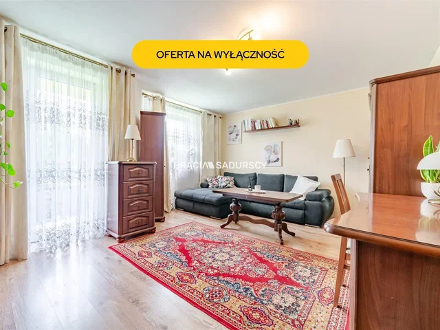 Obývačka; drevená podlaha, prirodzené svetlo, rustikálny štýl
