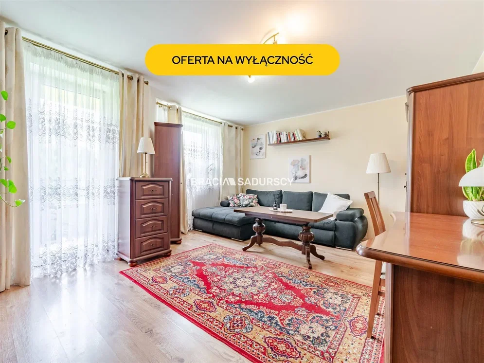 Living room; wood floor, natural light, rustic style