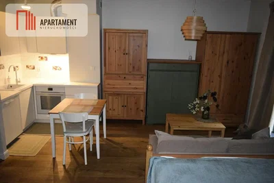 Dnevna soba; kuhinjski aparati, prirodno svjetlo