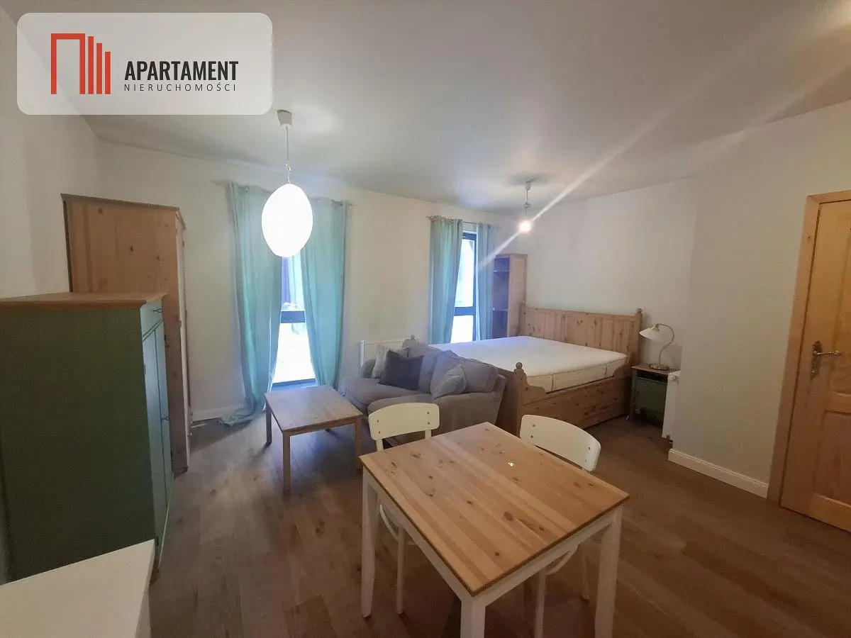 Wohnzimmer; holzboden, tageslicht