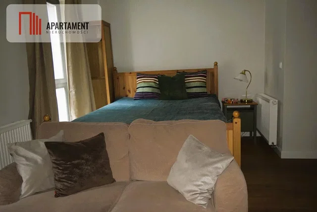 Woonkamer; houten vloer, natuurlijk licht