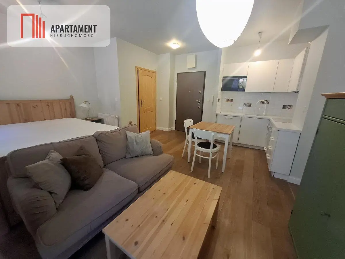 Wohnzimmer; küchengeräte, holzboden, tageslicht, moderner stil