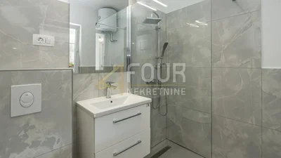 Kupaonica; pločice, renoviran, prirodno svjetlo