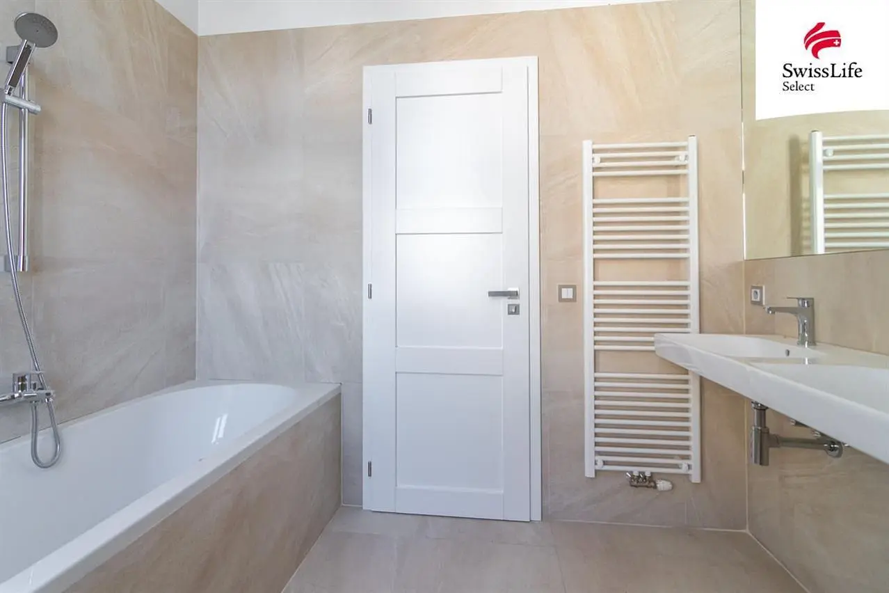 Badezimmer; fliesenboden, renoviert, tageslicht