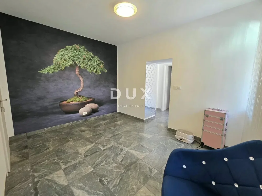 Obývací pokoj; dlažba, přirozené světlo