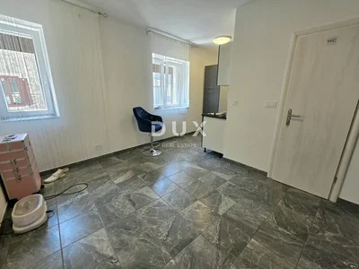 Kuchyně; dlažba, přirozené světlo