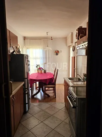 Kuhinja; pločice, kuhinjski aparati
