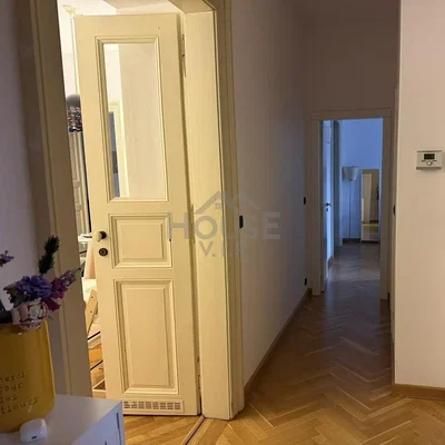 Kamer; houten vloer, natuurlijk licht