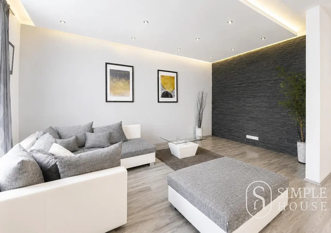 Living room; natural light, modern style, wood floor