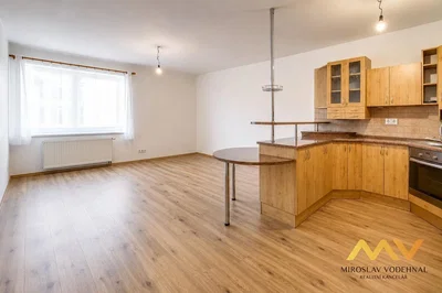 Кухиња; дрвени под, кухињски апарати, природно светло