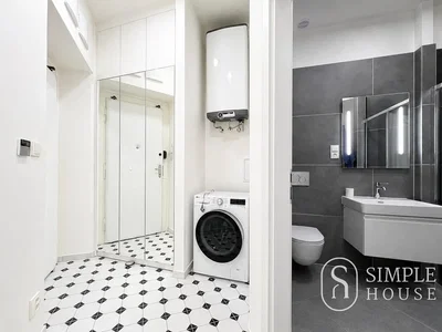 Toilette; fliesenboden, renoviert, tageslicht