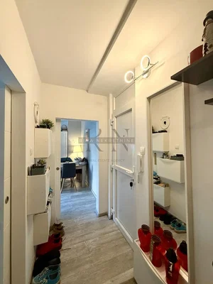 Šatňa; dlažba, drevená podlaha