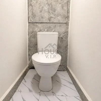 Toaleta; dlažba, po rekonštrukcii