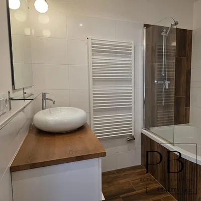 Banyo; fayans zemin, ahşap kirişler, tadilatlı, doğal ışık
