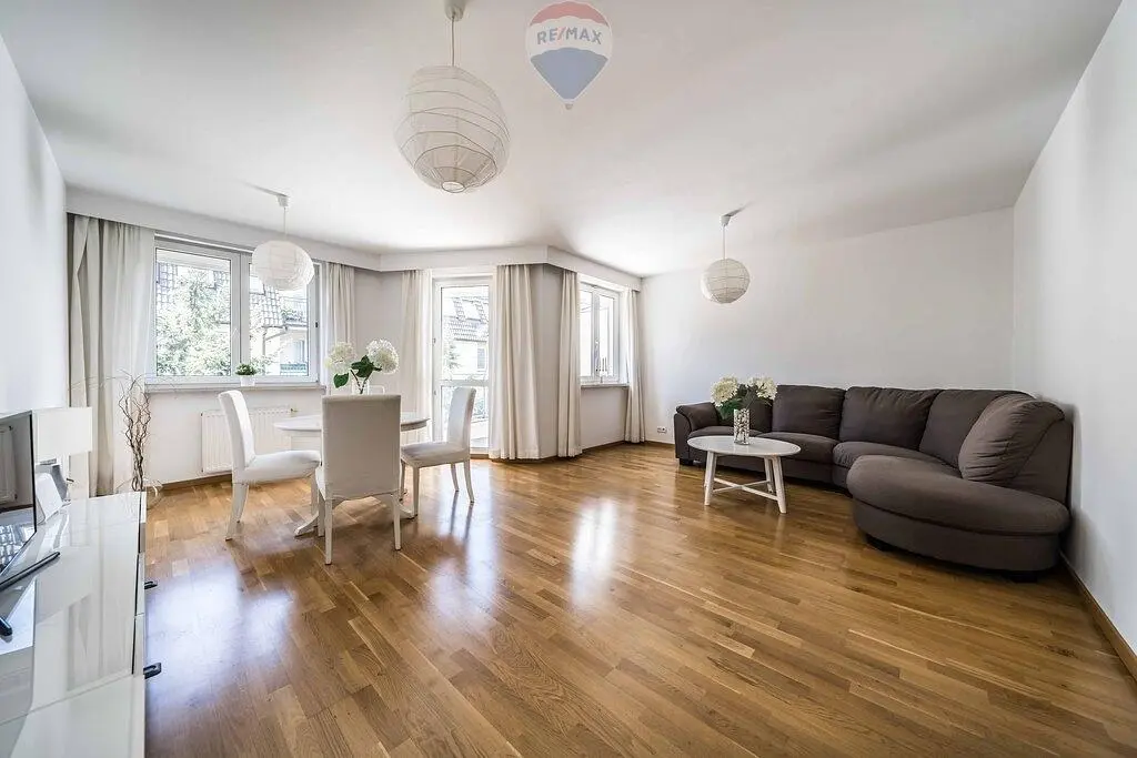 Salón; suelo de madera, luz natural, estilo moderno