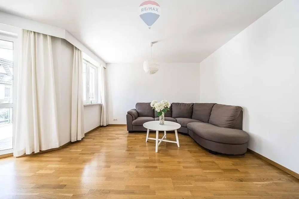 Salón; suelo de madera, luz natural