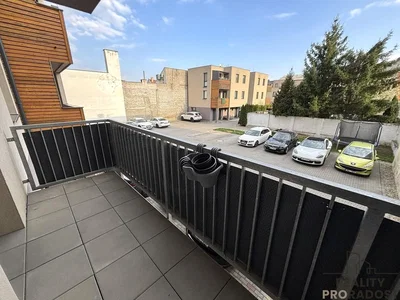 Balkon; dlažba, výhled