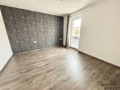 Ostatní; dřevěná podlaha, přirozené světlo