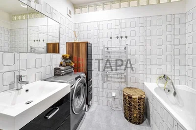 Baño; suelo de baldosas, renovado, luz natural