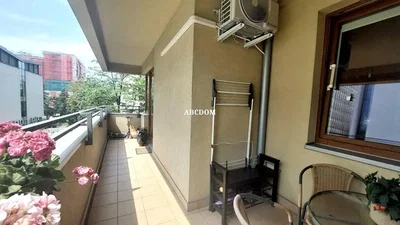 Balkon; dlažba, výhled, přirozené světlo