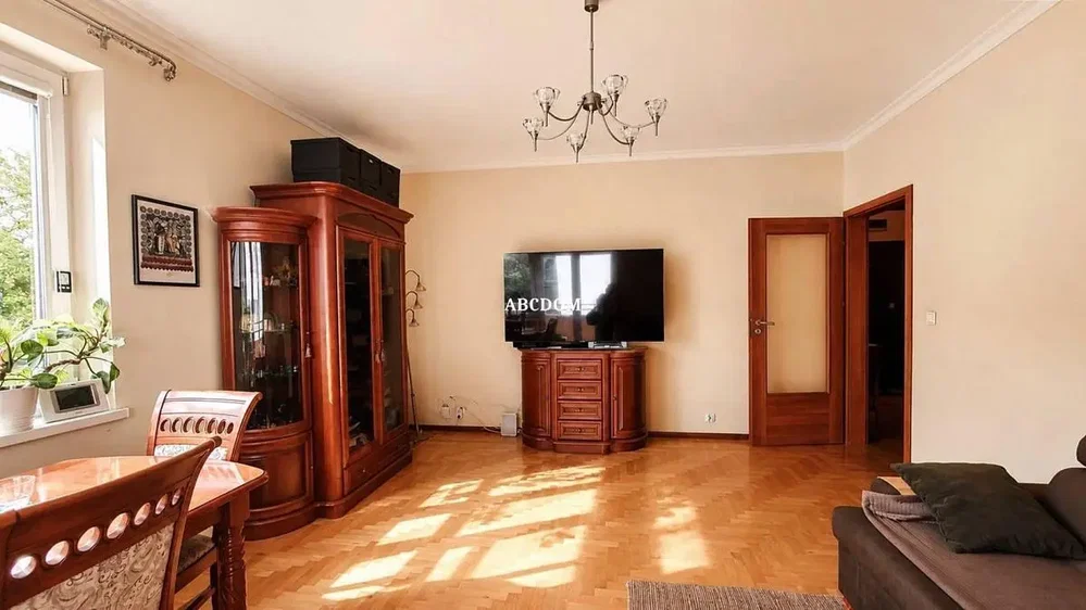 Obývací pokoj; dřevěná podlaha, přirozené světlo