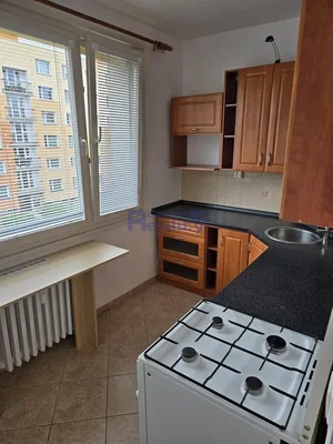 Keuken; keukenapparatuur, tegelvloer, natuurlijk licht