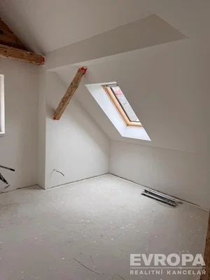Habitación infantil; luz natural, vigas de madera, necesita renovación