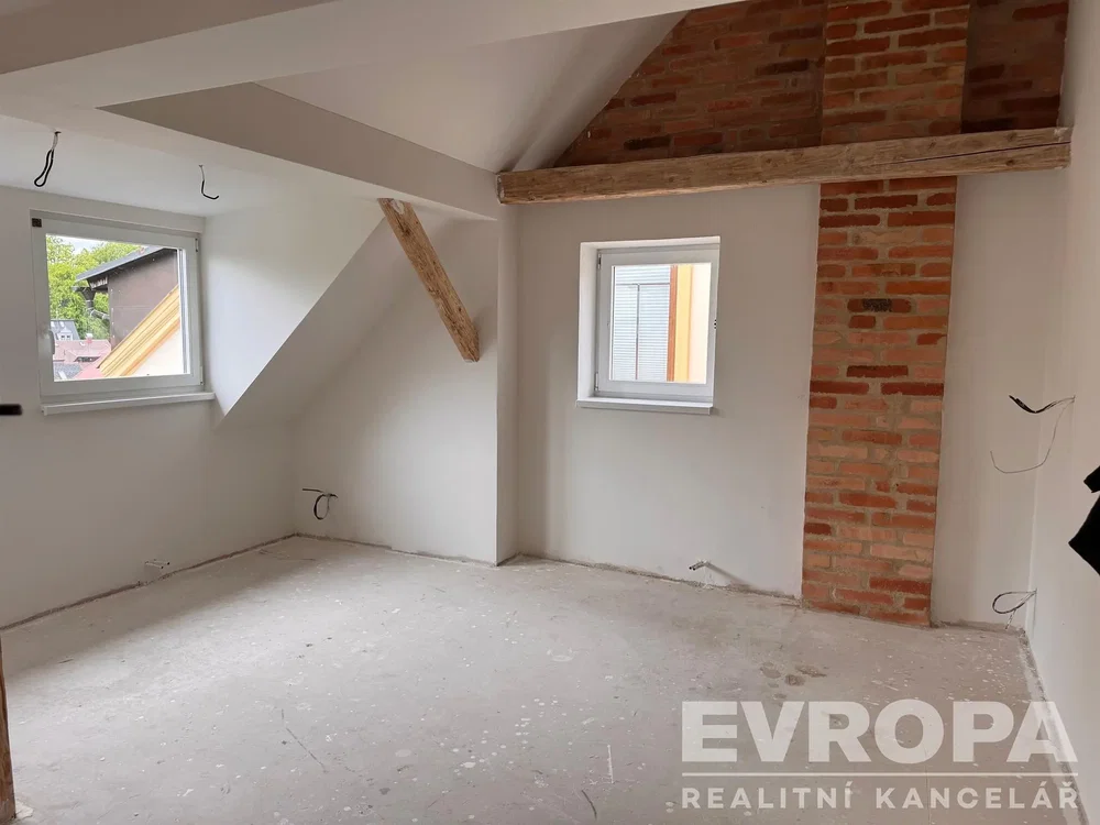 Habitación infantil; necesita renovación, luz natural