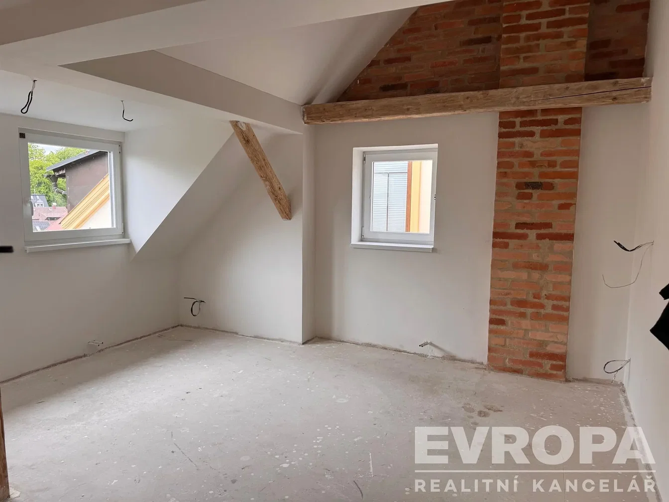Habitación infantil; necesita renovación, luz natural