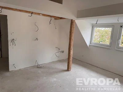 Otro; necesita renovación, luz natural