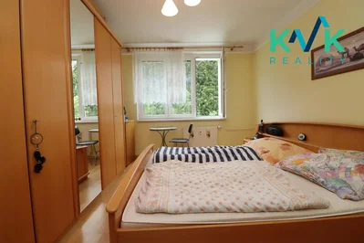 Camera da letto; luce naturale, pavimento in legno