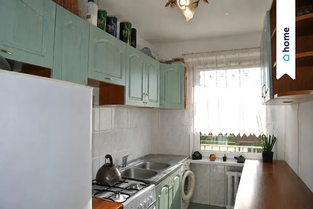 Cocina; electrodomésticos, luz natural, suelo de baldosas