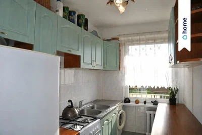 Keuken; keukenapparatuur, natuurlijk licht, tegelvloer