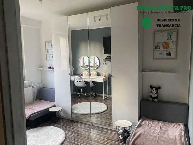 Spavaća soba; drveni pod, prirodna svjetlost, moderan stil